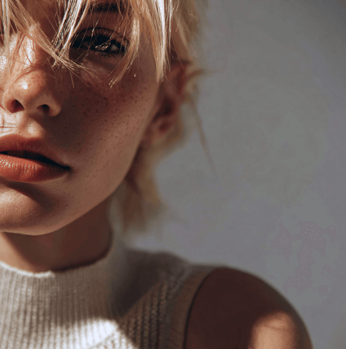 Nahaufnahme eines Models mit blonden Haaren, das sanfte und frische Haut zeigt.