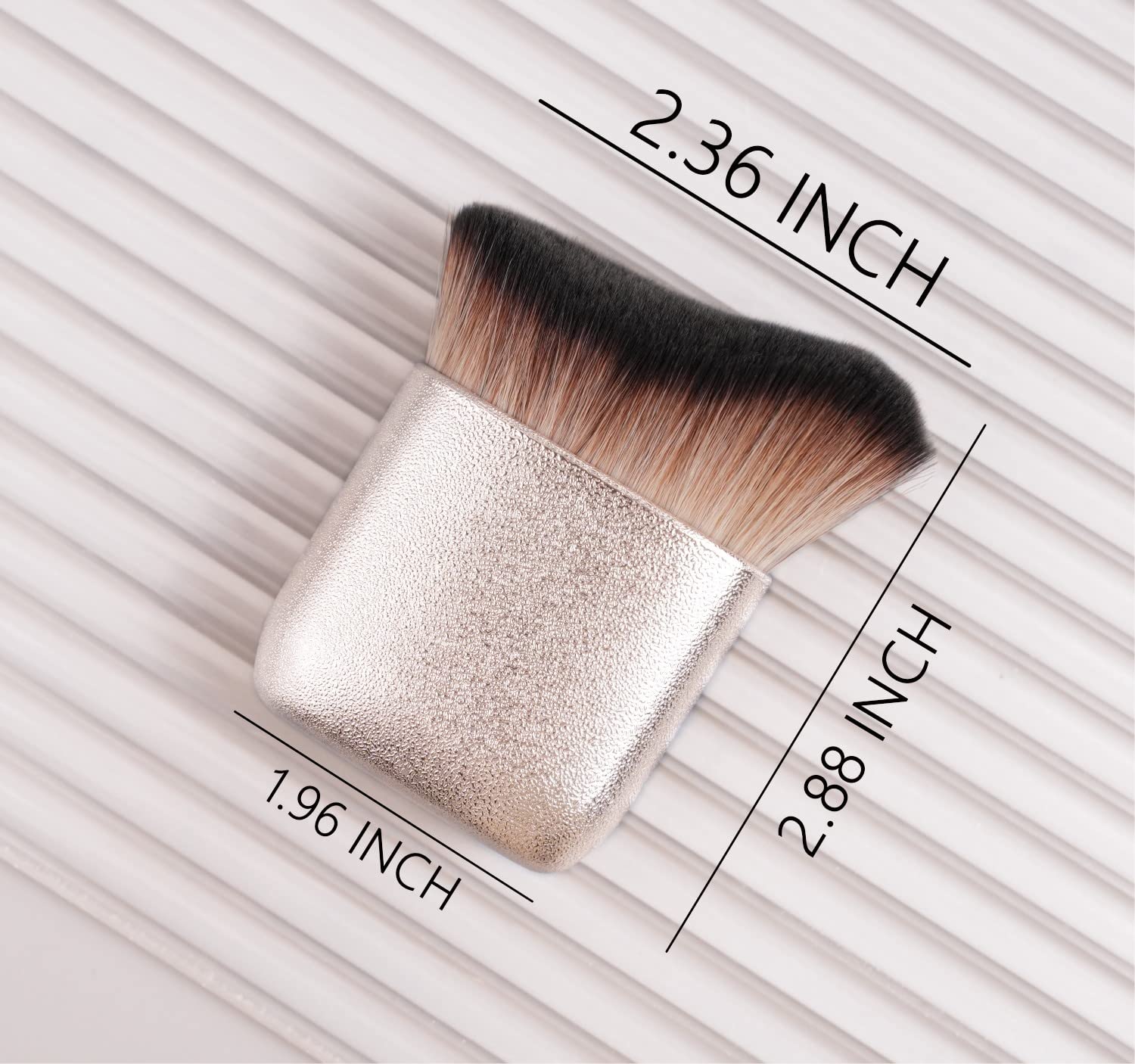 Make-up Pinsel with soft bristles, compact size, perfect for foundation and bronzer application.
