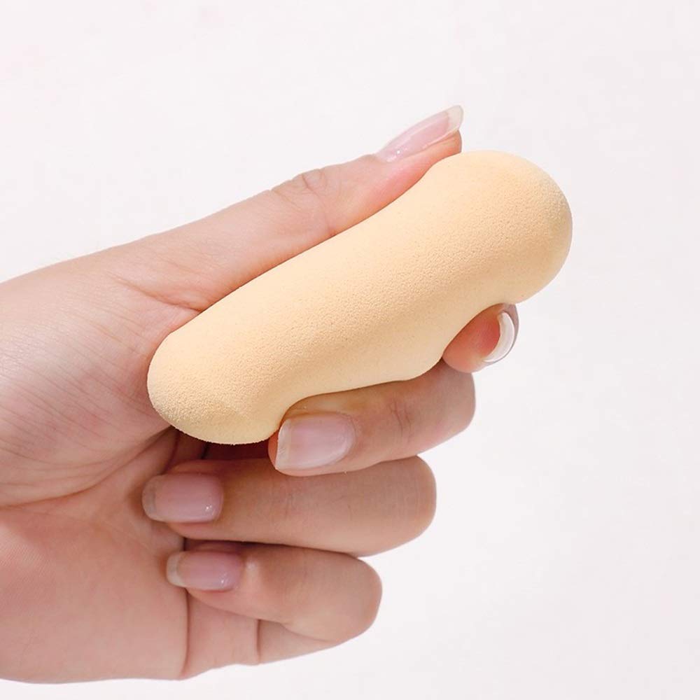 Make-up Schwamm – Cushion Foundation Puff in Hand, ideal für perfektes Make-up und Touch-ups unterwegs.